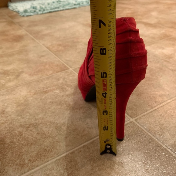 Red Rouched Ruffle Heels - Picture 7 of 8